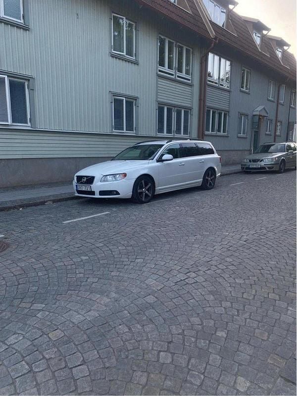 Vit Begagnad 2013 Volvo V70 Momentum Kombi | 54 900 kr (Bra pris) - Bild 1/4
