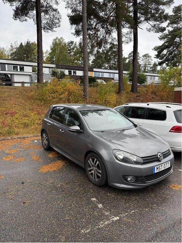 Grå Begagnad 2012 VW Golf VII Halvkombi | 18 000 kr (Superpris) - Bild 1/4