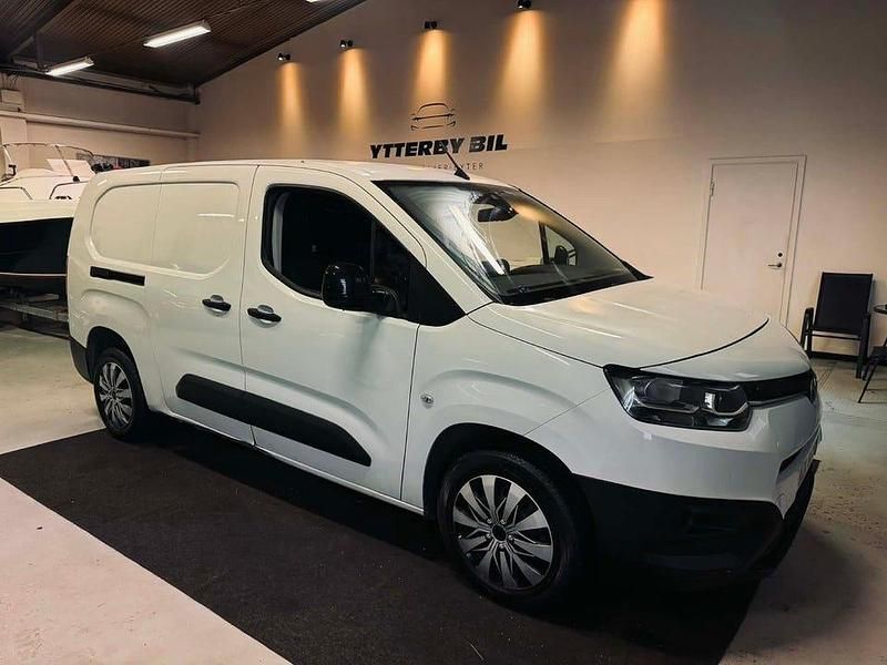 Vit Begagnad 2023 Toyota Proace City City Minibuss | 139 900 kr (Marknadspris) - Bild 1/4