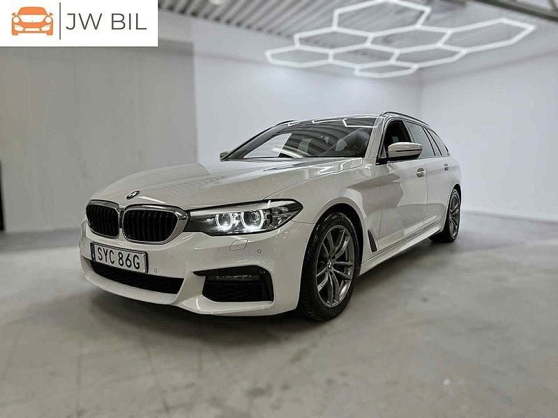 Vit Begagnad 2020 BMW 520 M Sport Kombi | 269 900 kr (Marknadspris) - Bild 1/4