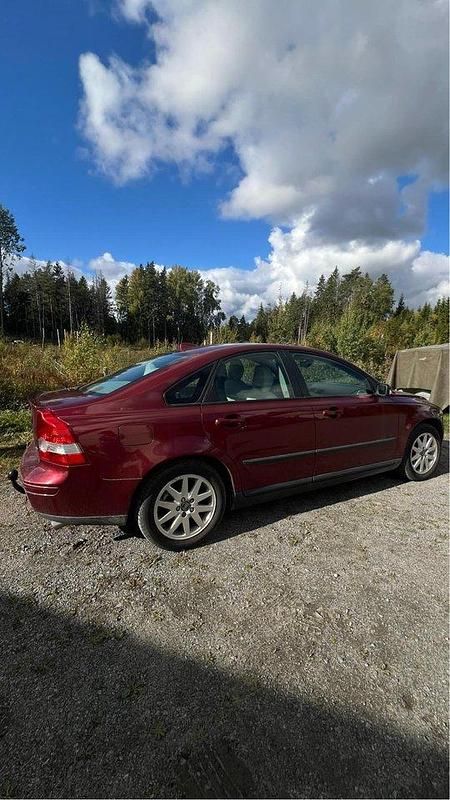 Röd Begagnad 2006 Volvo S40 Kinetic Sedan | 53 900 kr (Marknadspris) - Bild 1/4