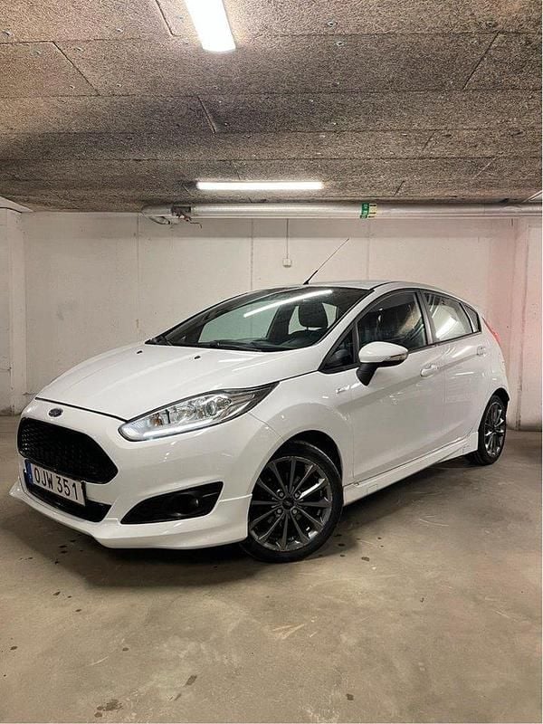Vit Begagnad 2017 Ford Fiesta ST-Line Halvkombi | 52 900 kr (Superpris) - Bild 1/4