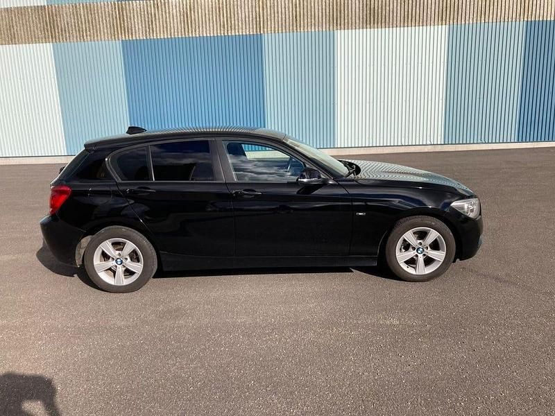 Begagnad BMW 118 Sport Line 143 HK (105 kW) 2012 Svart Halvkombi