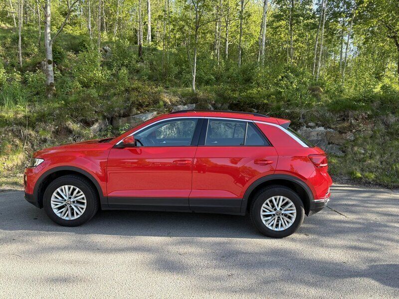 Röd Begagnad 2022 VW T-Roc SUV | 215 000 kr (Marknadspris) - Bild 1/4