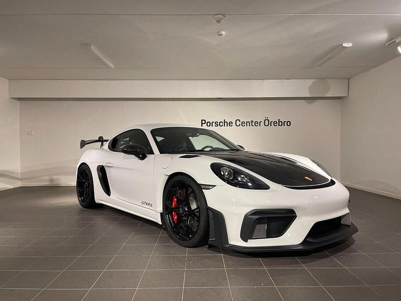 Vit Begagnad 2022 Porsche 718 Cayman GT4 Sportkupé | 1 639 000 kr (Marknadspris) - Bild 1/4