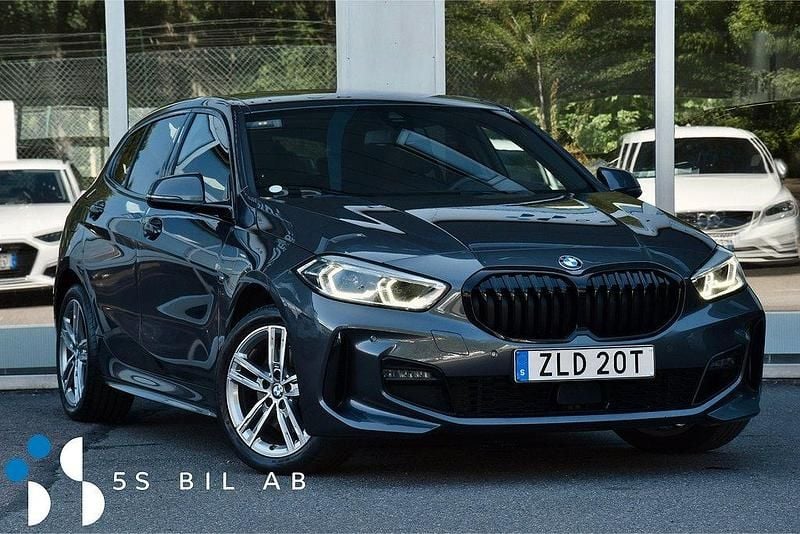 Grå Begagnad 2019 BMW 118 M Sport Halvkombi | 247 900 kr (Dyr) - Bild 1/4