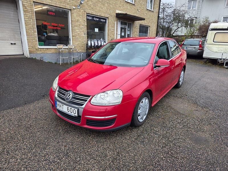 Mörkröd (röd) Begagnad 2007 VW Jetta Comfortline Sedan | 29 900 kr - Bild 1/3