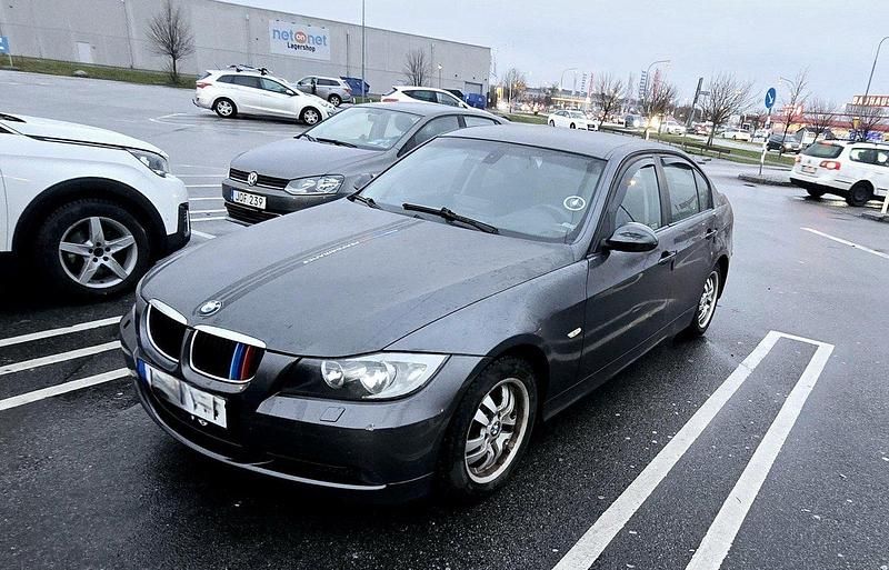 Grå Begagnad 2006 BMW 320 Advantage Sedan | 55 000 kr (Marknadspris) - Bild 1/4