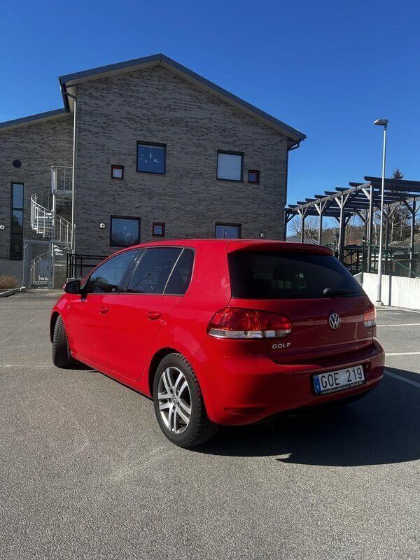 Röd Begagnad 2011 VW Golf VI Halvkombi | 42 000 kr (Bra pris) - Bild 1/4