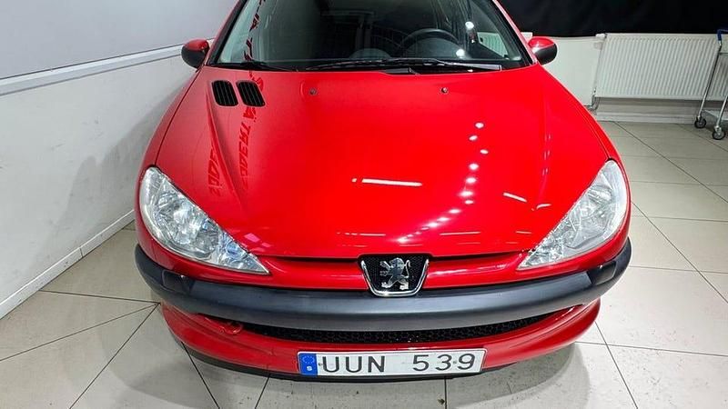 Begagnad Peugeot 206 75 HK (55 kW) 2004 Röd Halvkombi