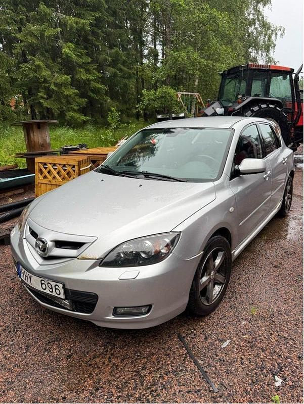 Grå Begagnad 2008 Mazda 3 Inclusive Halvkombi | 7 000 kr (Marknadspris) - Bild 1/4