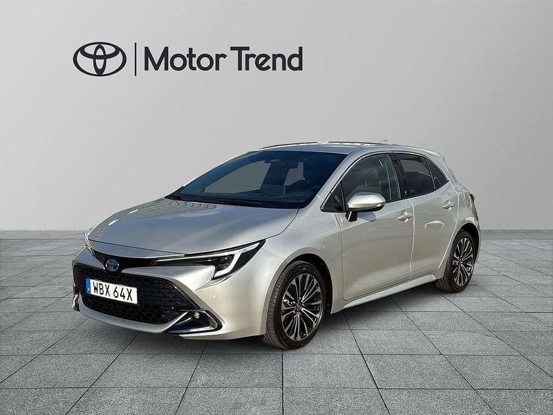 Silver Begagnad 2025 Toyota Corolla Hybrid Style Halvkombi | 319 900 kr (Marknadspris) - Bild 1/3