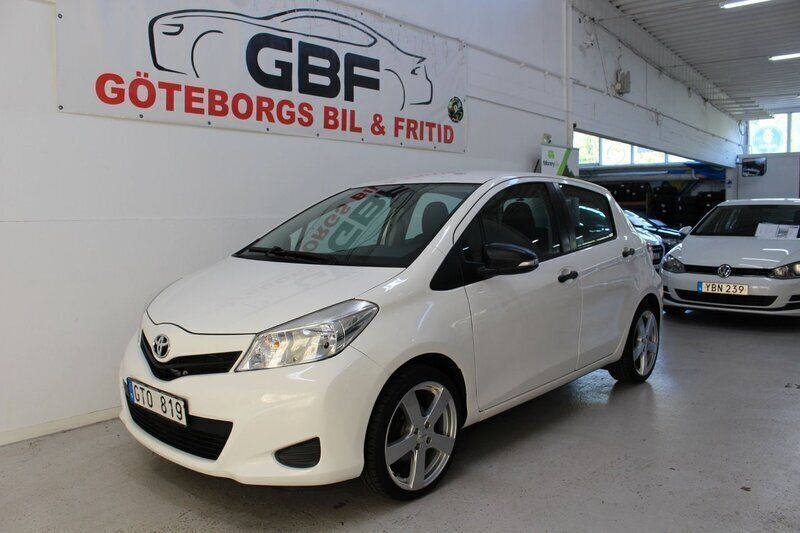 Vit Begagnad 2012 Toyota Yaris Life Halvkombi | 69 900 kr (Marknadspris) - Bild 1/4