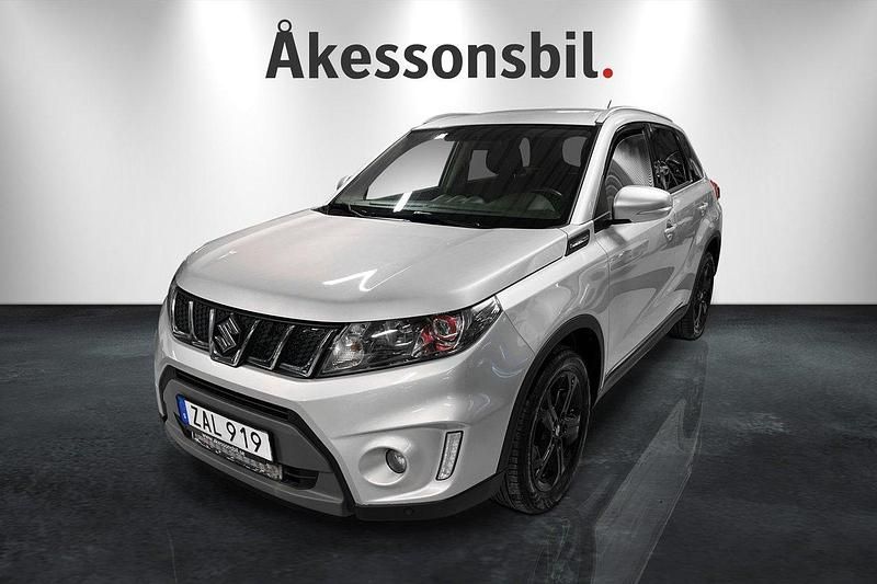 Silver Begagnad 2017 Suzuki Vitara SUV | 169 900 kr (Marknadspris) - Bild 1/4