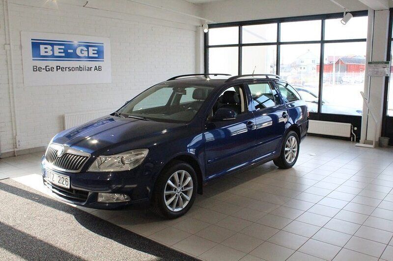 Mörkblå Begagnad 2010 Skoda Octavia Elegance Kombi | 70 000 kr (Marknadspris) - Bild 1/4
