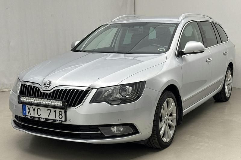 Silver Begagnad 2014 Skoda Superb Elegance Sedan | 93 000 kr (Marknadspris) - Bild 1/4