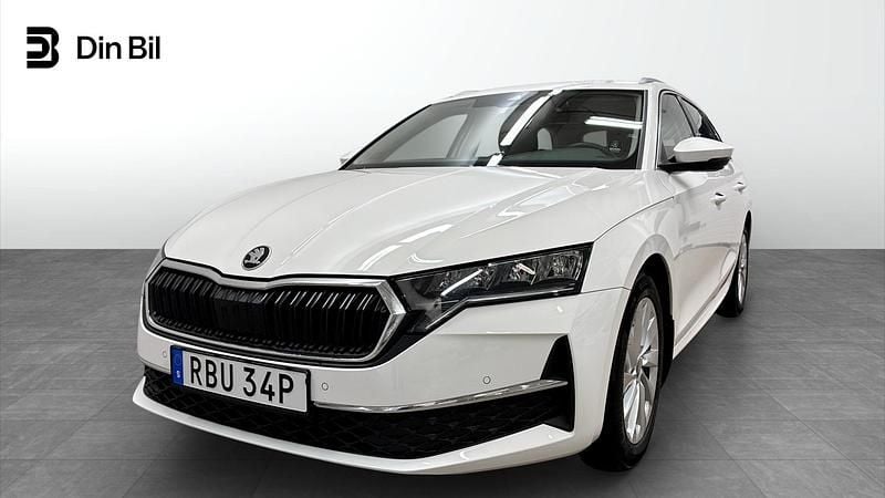 Vit (candy white) Begagnad 2025 Skoda Octavia Selection Kombi | 294 900 kr (Marknadspris) - Bild 1/4