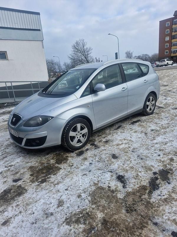 Begagnad Seat Altea XL 102 HK (75 kW) 2011 Minibuss