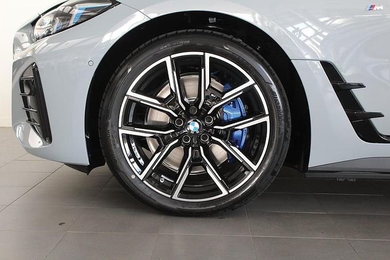 Begagnad BMW i4 Comfort Edition 442 kW (601 HK) 2025 Grå (m brooklyn grå metallic ) Sedan