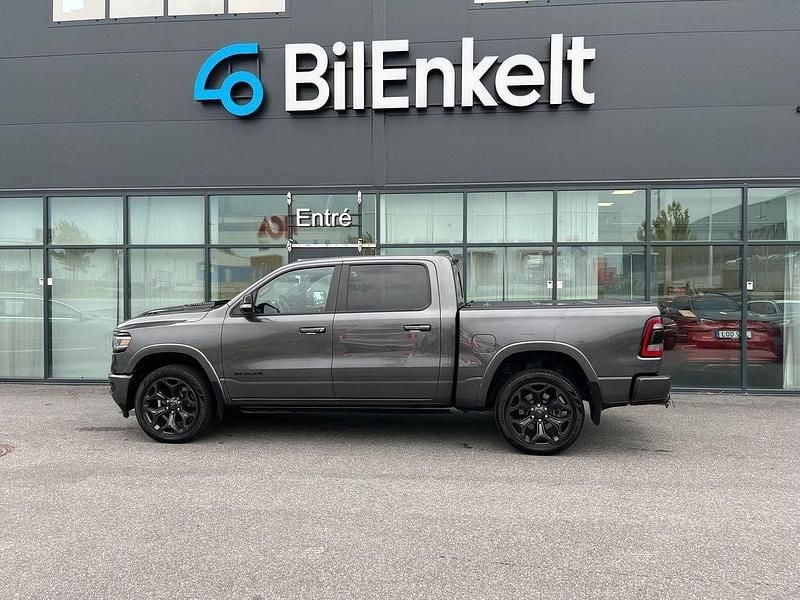 Mörkgrå (grå) Begagnad 2022 RAM 1500 Pickup | 799 900 kr (Marknadspris) - Bild 1/4