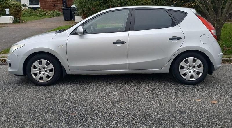 Silver Begagnad 2008 Hyundai i30 Halvkombi | 25 000 kr (Bra pris) - Bild 1/4