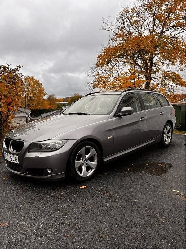 Grå Begagnad 2012 BMW 320 Efficient Dynamics Kombi | 59 000 kr (Bra pris) - Bild 1/4