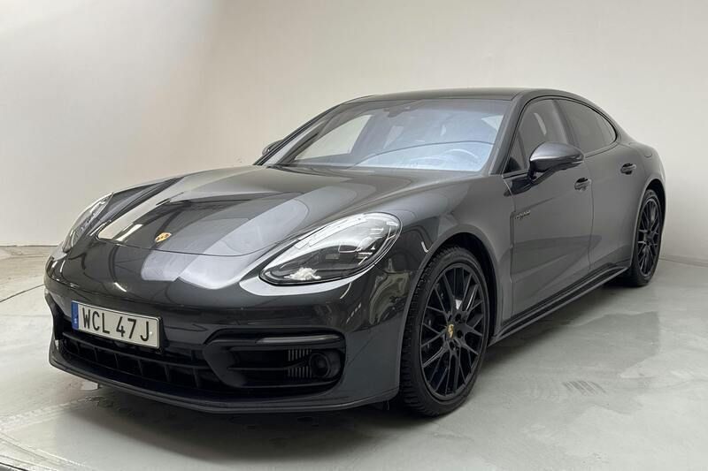 Grå Begagnad 2023 Porsche Panamera Sport Sedan | 899 000 kr - Bild 1/4