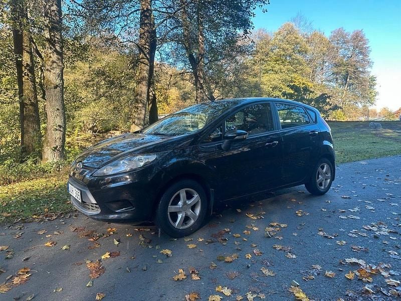 Svart Begagnad 2010 Ford Fiesta Trend Halvkombi | 29 900 kr (Bra pris) - Bild 1/4