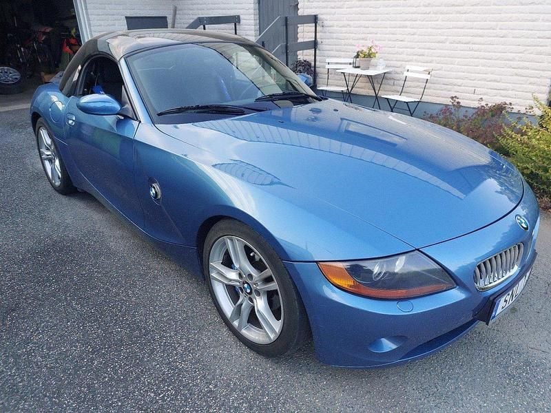 Blå Begagnad 2004 BMW Z4 Cab | 110 000 kr (Marknadspris) - Bild 1/4