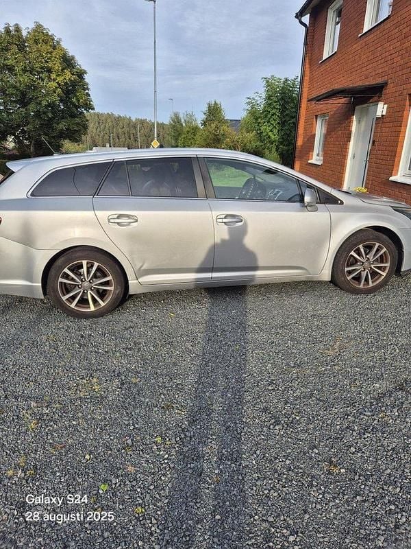 Silver Begagnad 2012 Toyota Avensis Business Edition Kombi | 55 000 kr (Superpris) - Bild 1/4
