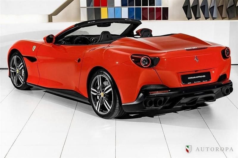 Begagnad Ferrari Portofino 600 HK (441 kW) 2019 Rosso corsa Cab