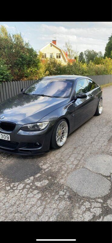 Grå Begagnad 2007 BMW 335 M Sport Sportkupé | 170 000 kr (Marknadspris) - Bild 1/2