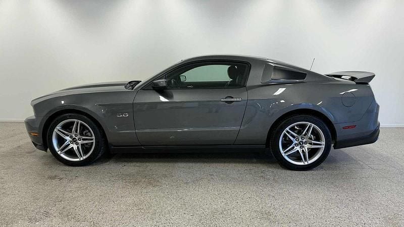 Mörkgrå (grå) Begagnad 2011 Ford Mustang GT Sportkupé | 239 900 kr (Marknadspris) - Bild 1/4