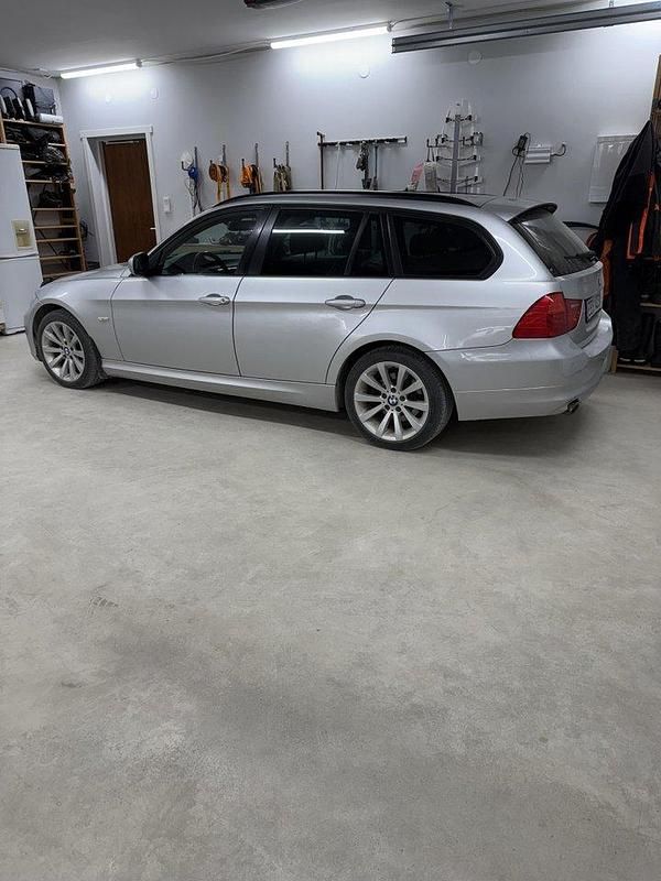Grå Begagnad 2012 BMW 320 Kombi | 70 000 kr (Bra pris) - Bild 1/4