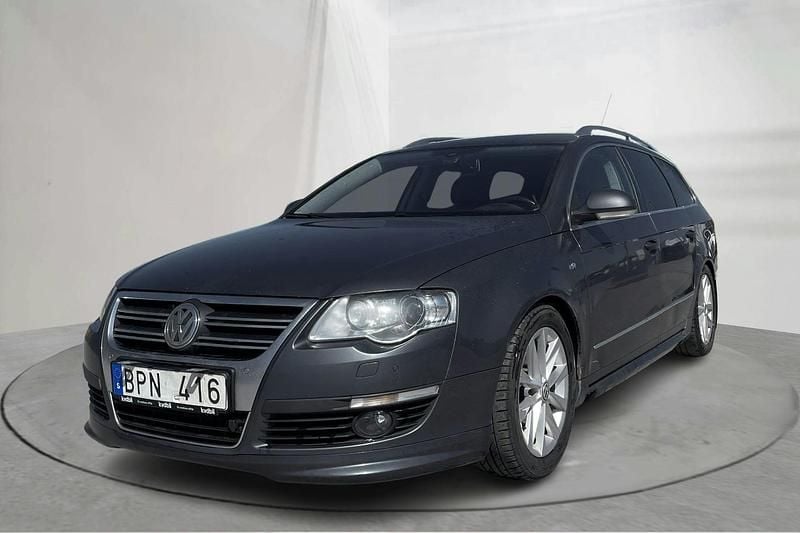 Ljusgrå Begagnad 2010 VW Passat Sedan | 20 000 kr (Superpris) - Bild 1/4
