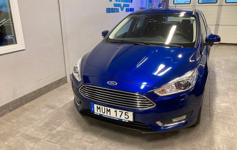 Blå Begagnad 2015 Ford Focus Halvkombi | 135 000 kr (Bra pris) - Bild 1/4