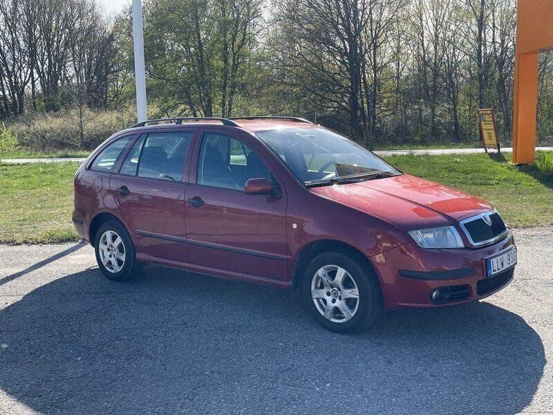 Mörkröd Begagnad 2007 Skoda Fabia Kombi | 34 800 kr (Marknadspris) - Bild 1/4