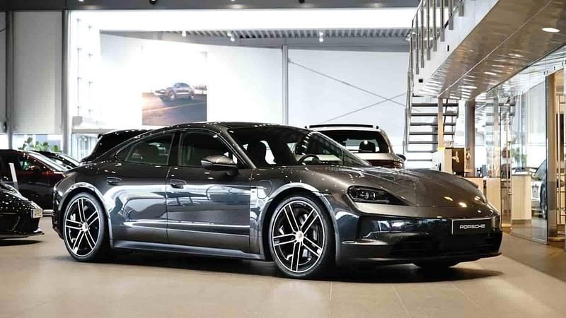 Grå Ny 2025 Porsche Taycan Sedan | 1 329 200 kr - Bild 1/1
