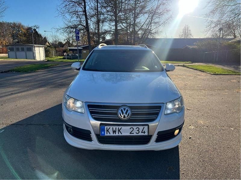 Vit Begagnad 2010 VW Passat R-line Kombi | 32 900 kr (Superpris) - Bild 1/4
