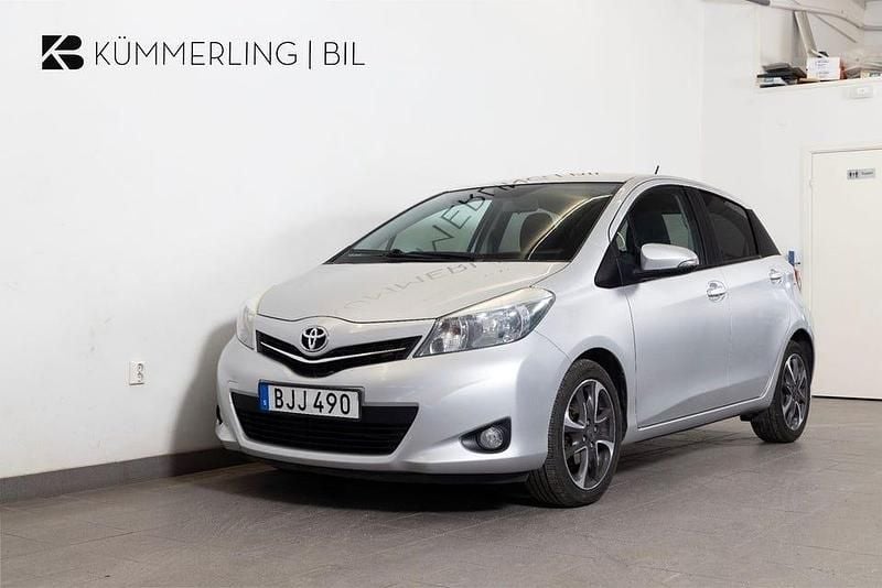 Silver Begagnad 2014 Toyota Yaris Edition Halvkombi | 84 900 kr (Marknadspris) - Bild 1/4