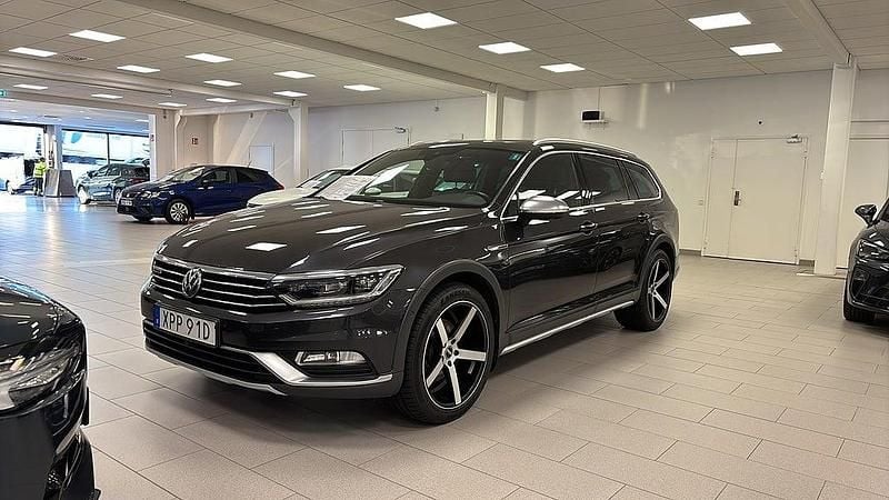 Mangangrå metallic Begagnad 2019 VW Passat Alltrack Kombi | 269 900 kr (Dyr) - Bild 1/4