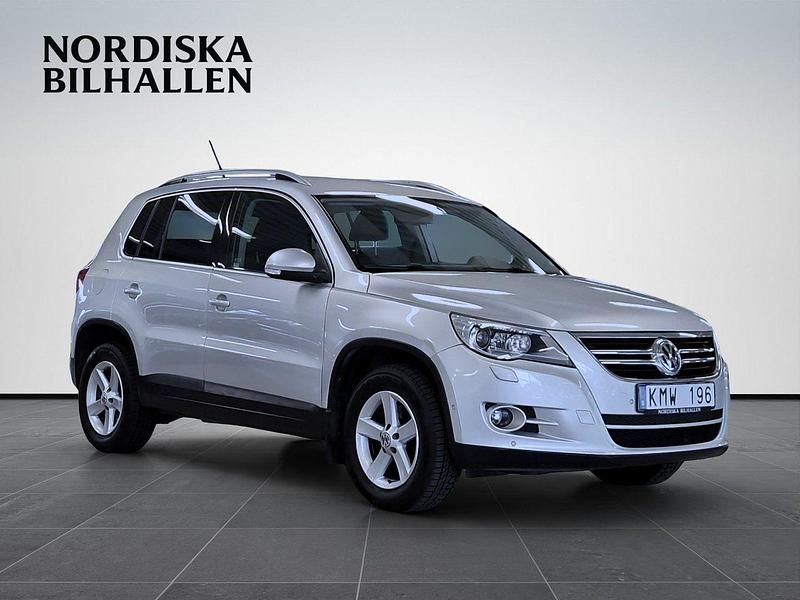 Silver Begagnad 2009 VW Tiguan Sportline SUV | 99 795 kr (Bra pris) - Bild 1/4