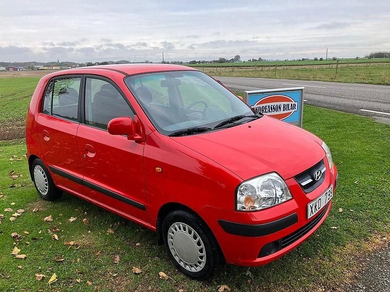 Röd Begagnad 2005 Hyundai Atos Comfort Halvkombi | 29 000 kr (Marknadspris) - Bild 1/4