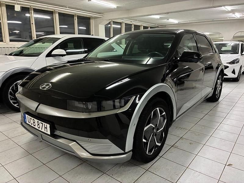 Svart Begagnad 2021 Hyundai Ioniq Advanced Halvkombi | 329 000 kr - Bild 1/4
