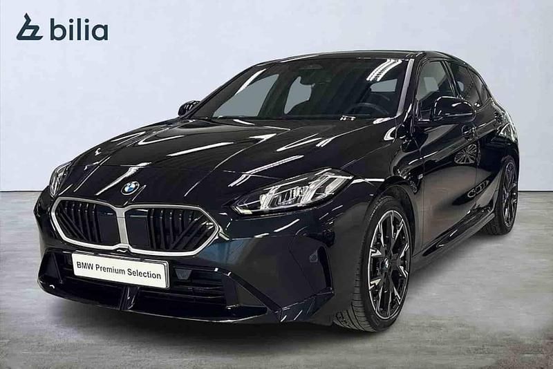 Svart Begagnad 2025 BMW 120 Halvkombi | 369 900 kr - Bild 1/1