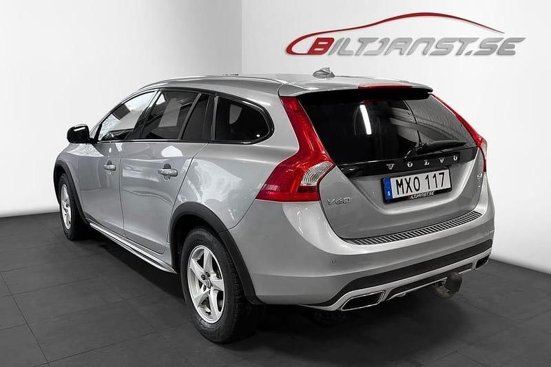 Begagnad Volvo V60 CC Summum 192 HK (141 kW) 2016 Silver Kombi