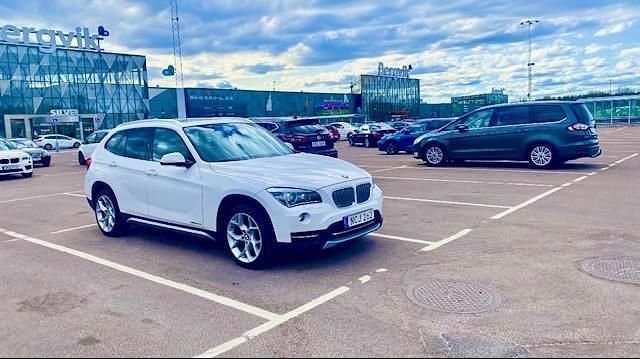 Vit Begagnad 2013 BMW X1 SUV | 99 000 kr (Marknadspris) - Bild 1/4