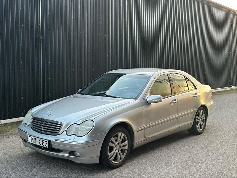 Grå Begagnad 2003 Mercedes C180 Sedan | 20 900 kr (Bra pris) - Bild 1/4