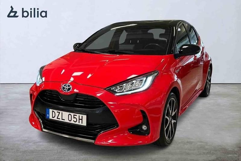 Röd Begagnad 2021 Toyota Yaris Hybrid Edition Halvkombi | 234 900 kr (Lite dyr) - Bild 1/1