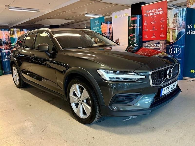 Mörkgrå Begagnad 2022 Volvo V60 CC Momentum Kombi | 319 900 kr (Marknadspris) - Bild 1/4